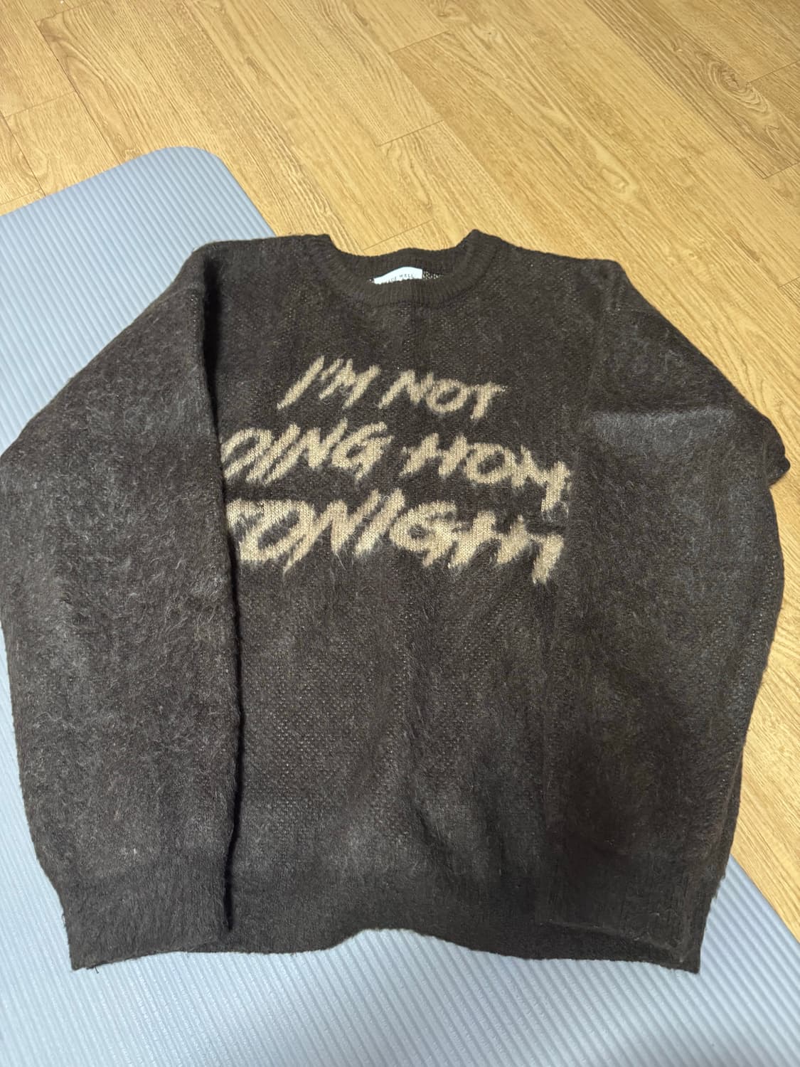 룩 브러쉬 레터링 니트 상품이미지1