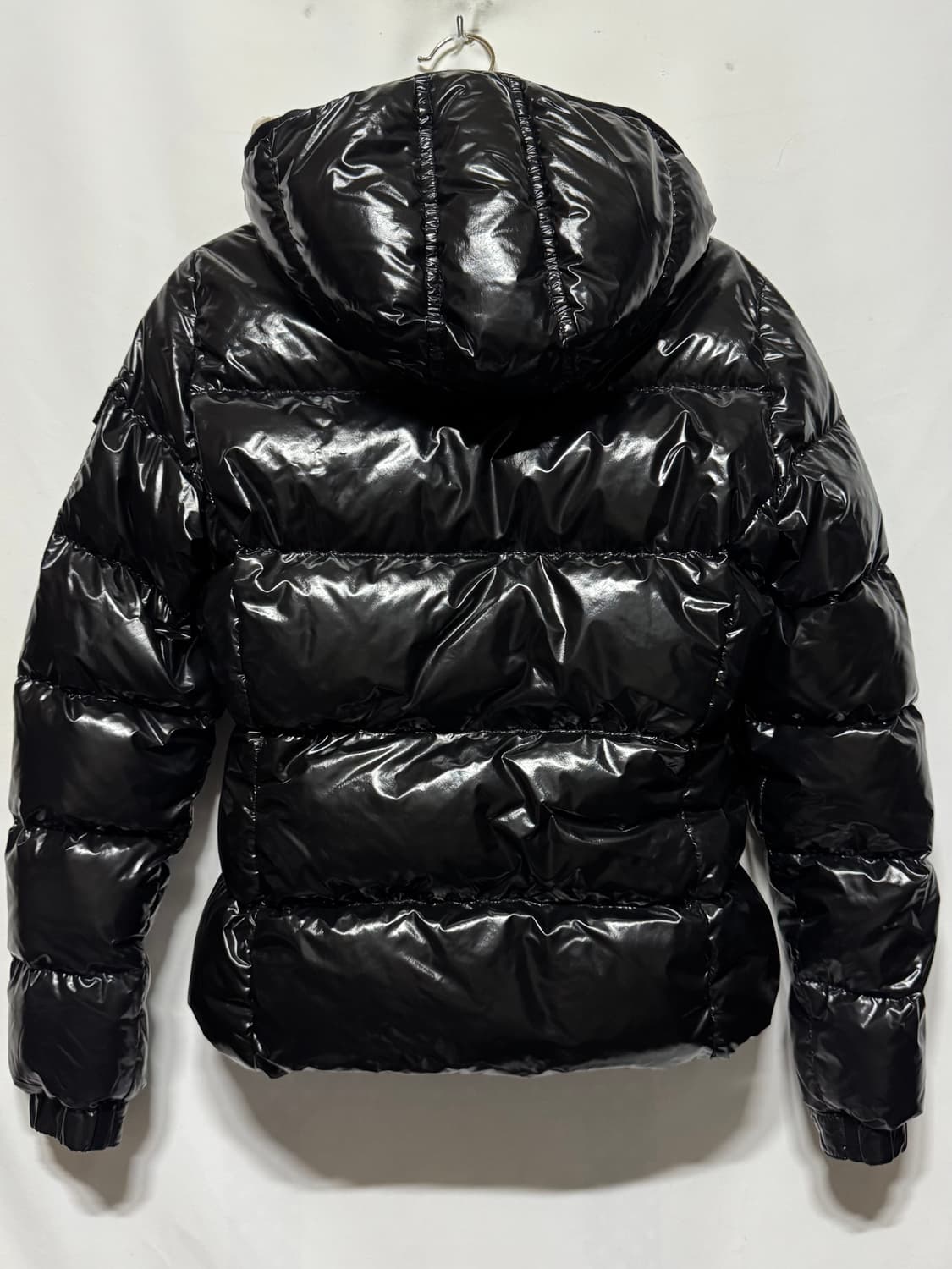 1 몽클레어 빅와펜 유광 여성 패딩 상품이미지2