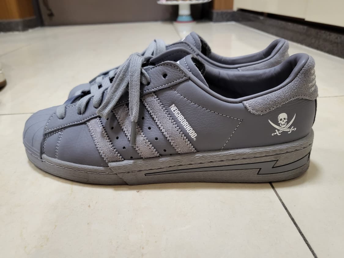 아디다스 x 네이버후드 슈퍼스타 그레이 화이트 275 상품이미지3