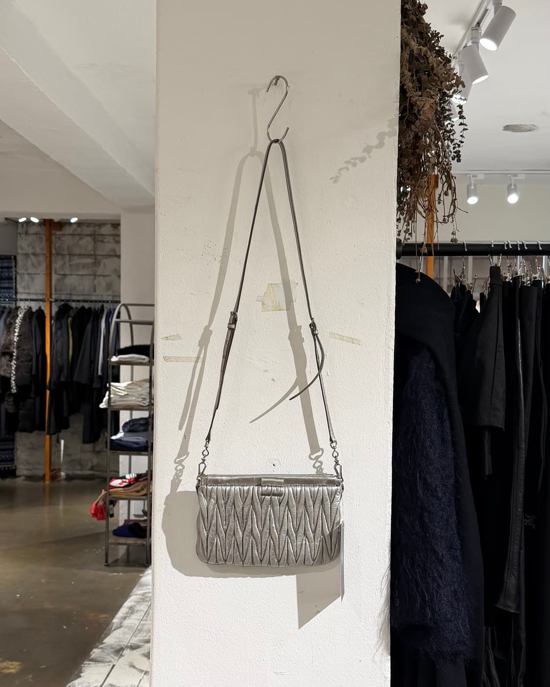 미우미우 실버 마테라쎄 클러치 상품이미지2