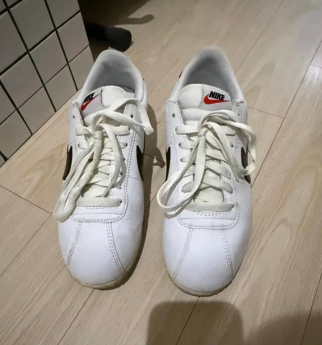 나이키 코르테즈 화이트 앤 블랙 255 상품이미지2