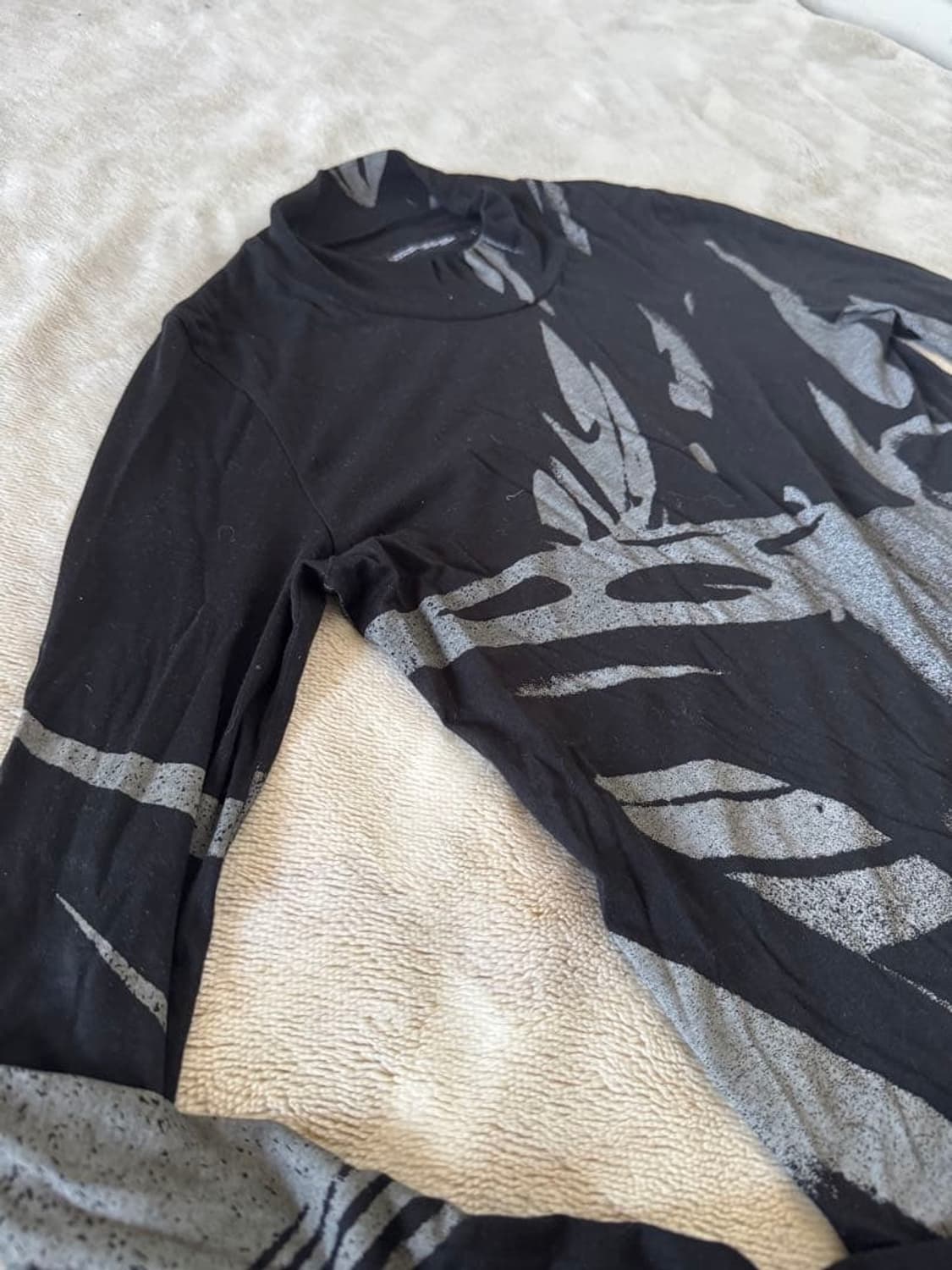 율리우스 홀 그래픽 하이넥 탑 상품이미지4