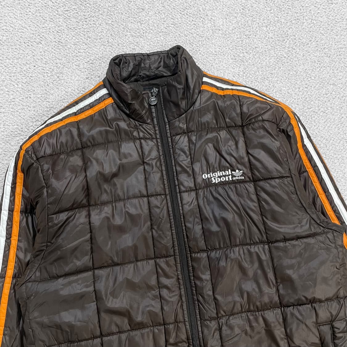 아디다스 y2k 스포티 퀄티드 경량 패딩 자켓 브라운 상품이미지2