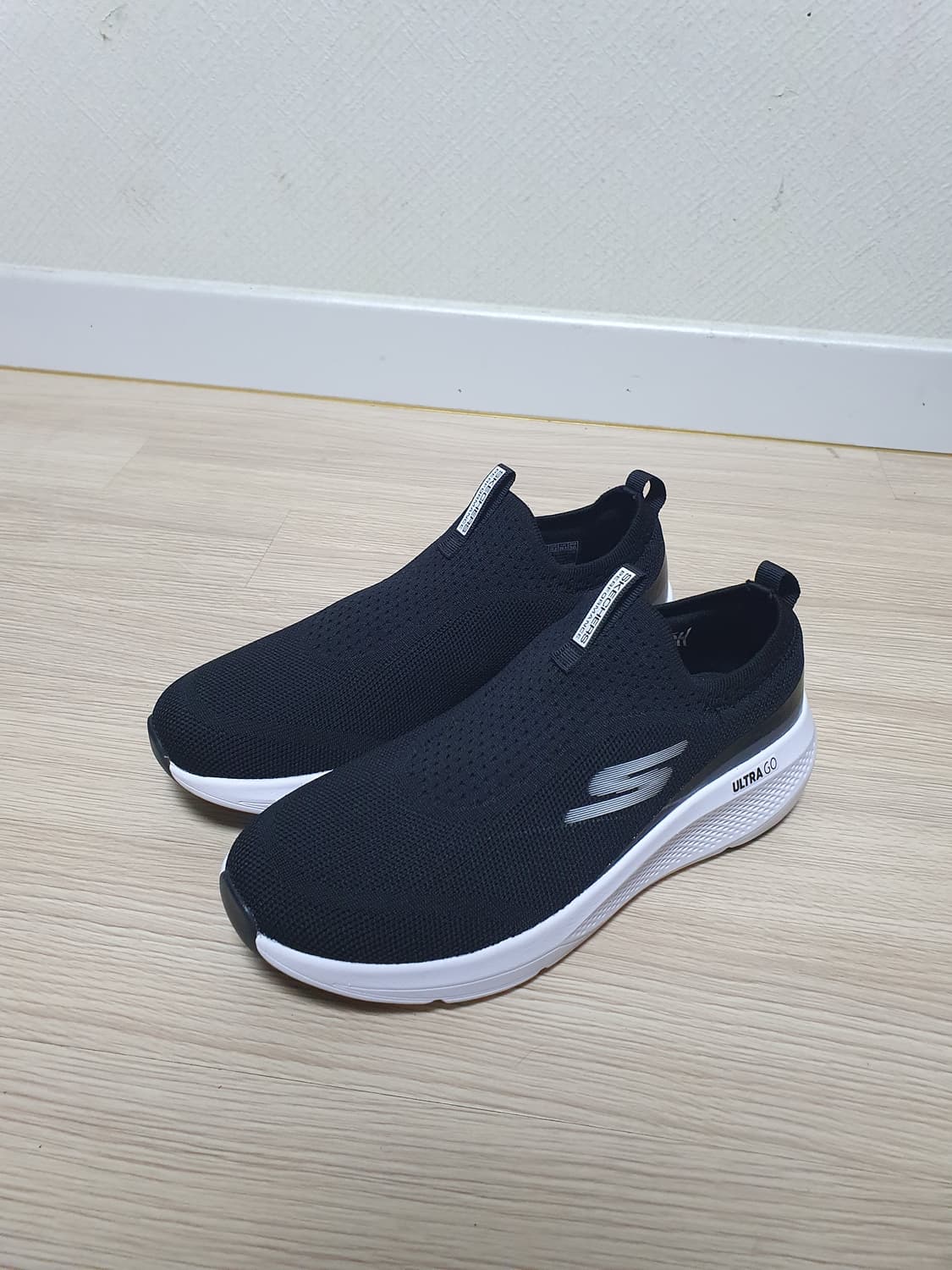 스케쳐스 울트라 고 블랙 슬립온 운동화 245 상품이미지4