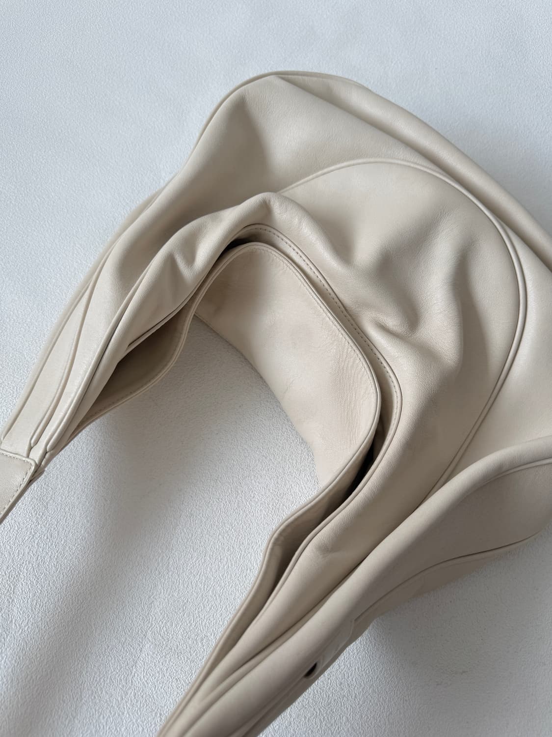 엘바테게브(elbategev) 레더 호버 크로스 숄더백 상품이미지3