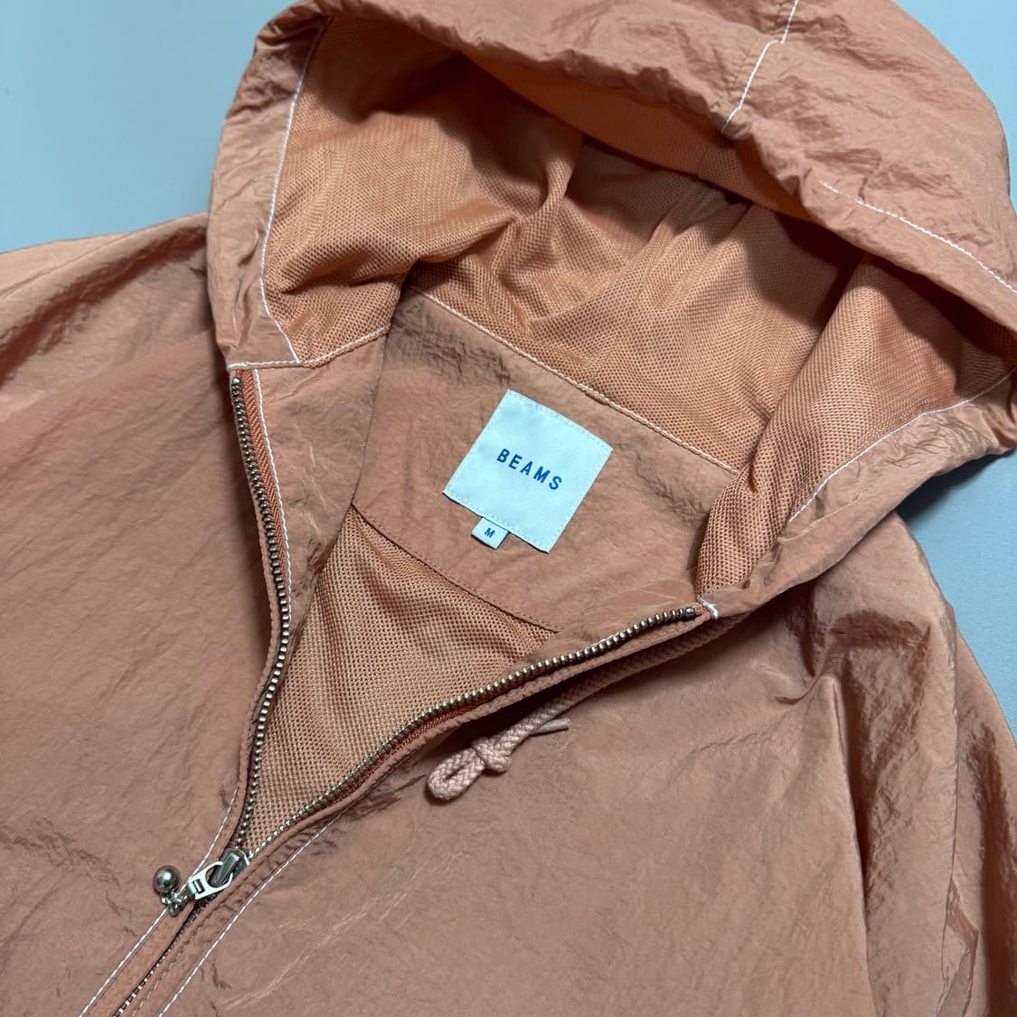 빔즈(BEAMS) 인디핑크컬러 나일론 드로우코드 후드 윈드브레이커 상품이미지3