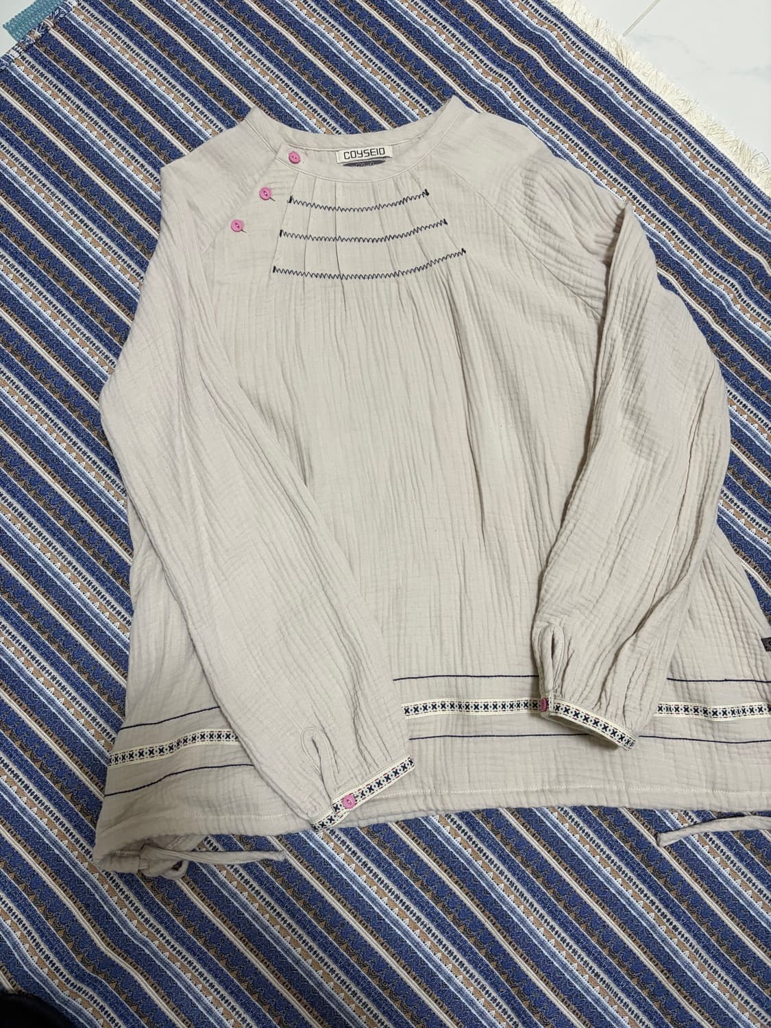 COYSEIO X BLYTHE 지그재그 핀턱 블라우스 베이지  상품이미지2