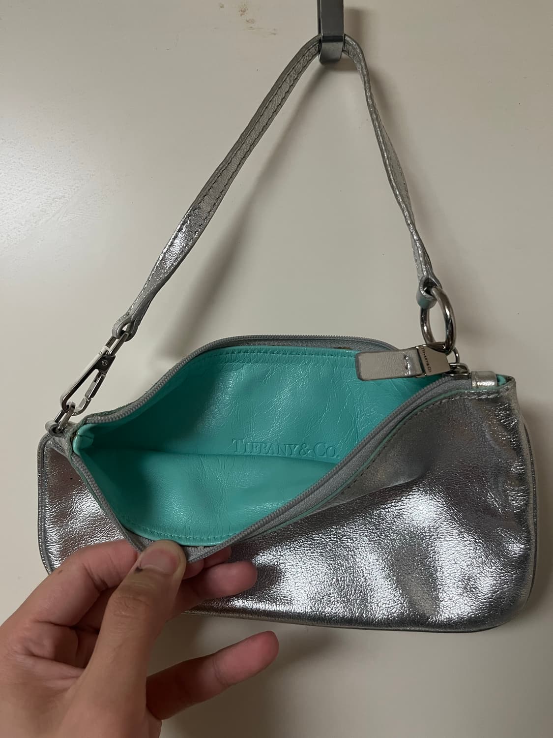 Tiffany & Co 메탈릭 실버 파우치 백 상품이미지5