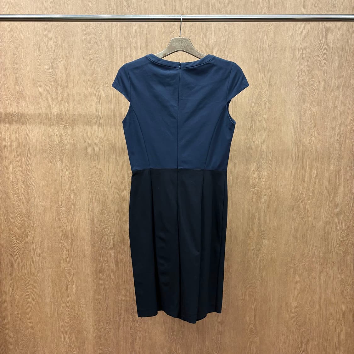 띠어리 라운드넥 슬리브리스 원피스 투톤 컬러 블록 디테일 네이비 블랙 상품이미지3