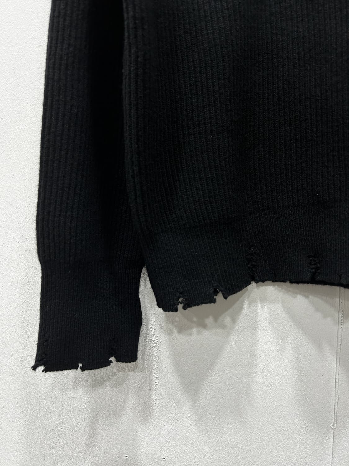 비이커 울100% 디스트로이드 터틀넥 니트 여성 55~66 블랙 상품이미지4