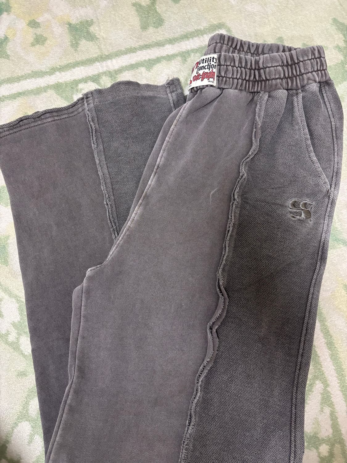 코드그라피 피그먼트 리버스 배색 트레이닝 팬츠_차콜 상품이미지5