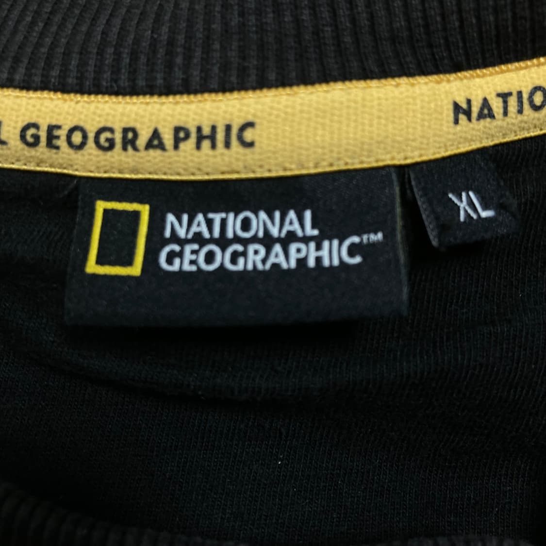 내셔널 지오그래픽 빅로고 와펜 블랙 맨투맨 상품이미지4