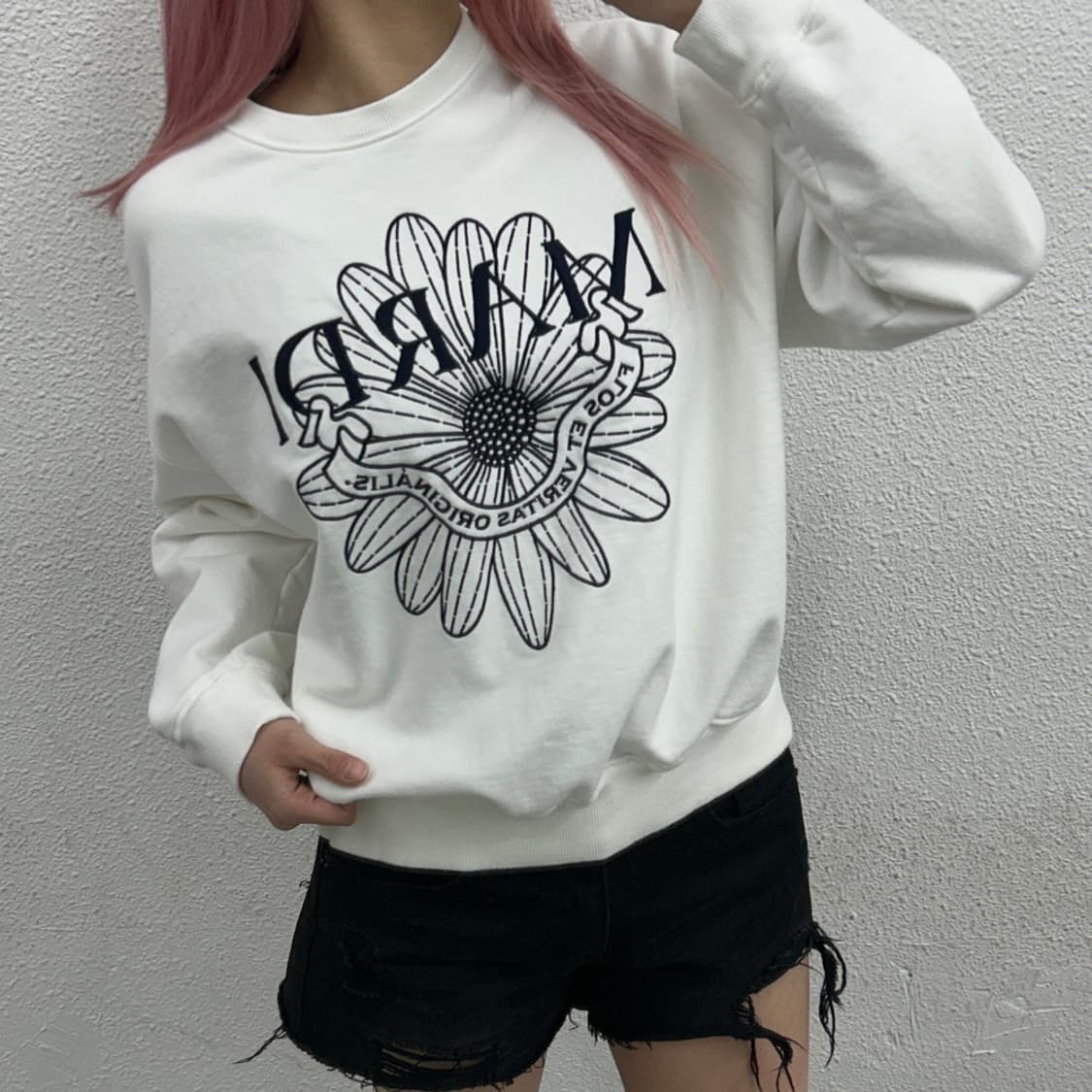 마르디 메르크디 센터 자수로고 화이트 맨투맨 상품이미지1