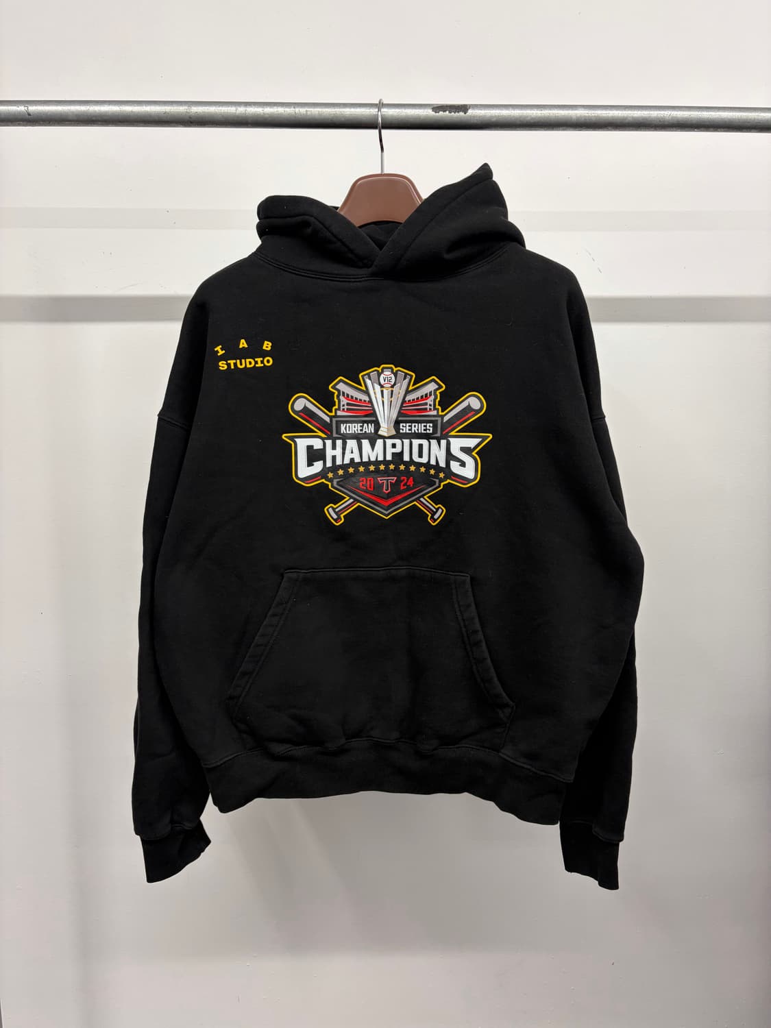 (XL) 기아타이거즈x아이앱스튜디오 V12 통합 우승 엔트리 후디 후드 상품이미지1