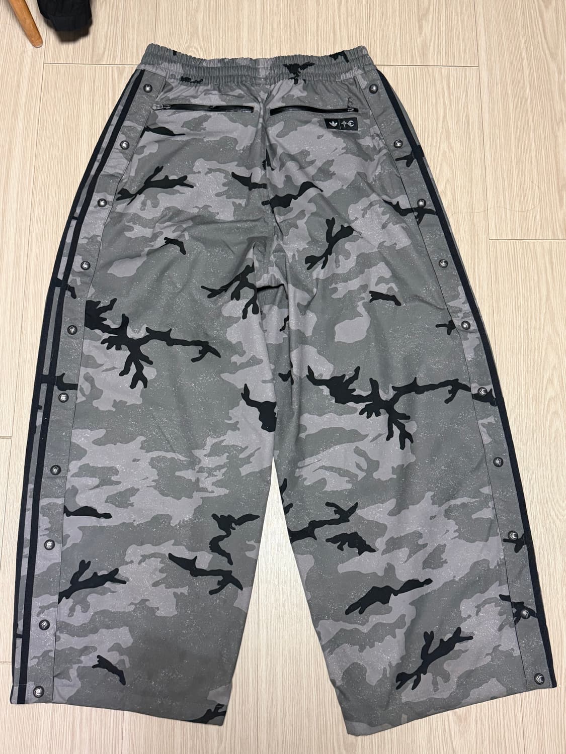 아디다스 x 떠그클럽 트랙팬츠 크림화이트 L사이즈 상품이미지2