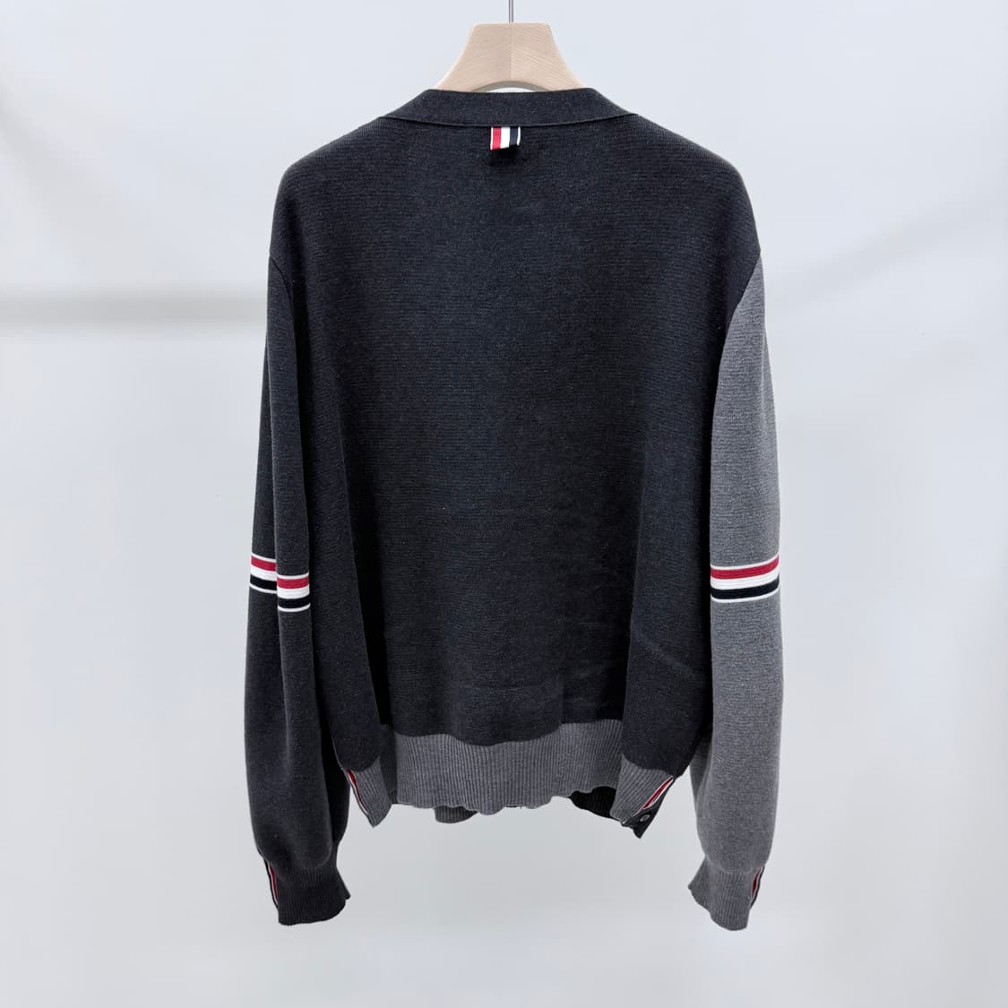 [S+급/5] 톰브라운 암밴드 밀라노스티치 펀믹스 가디건 토날 그레이 상품이미지5