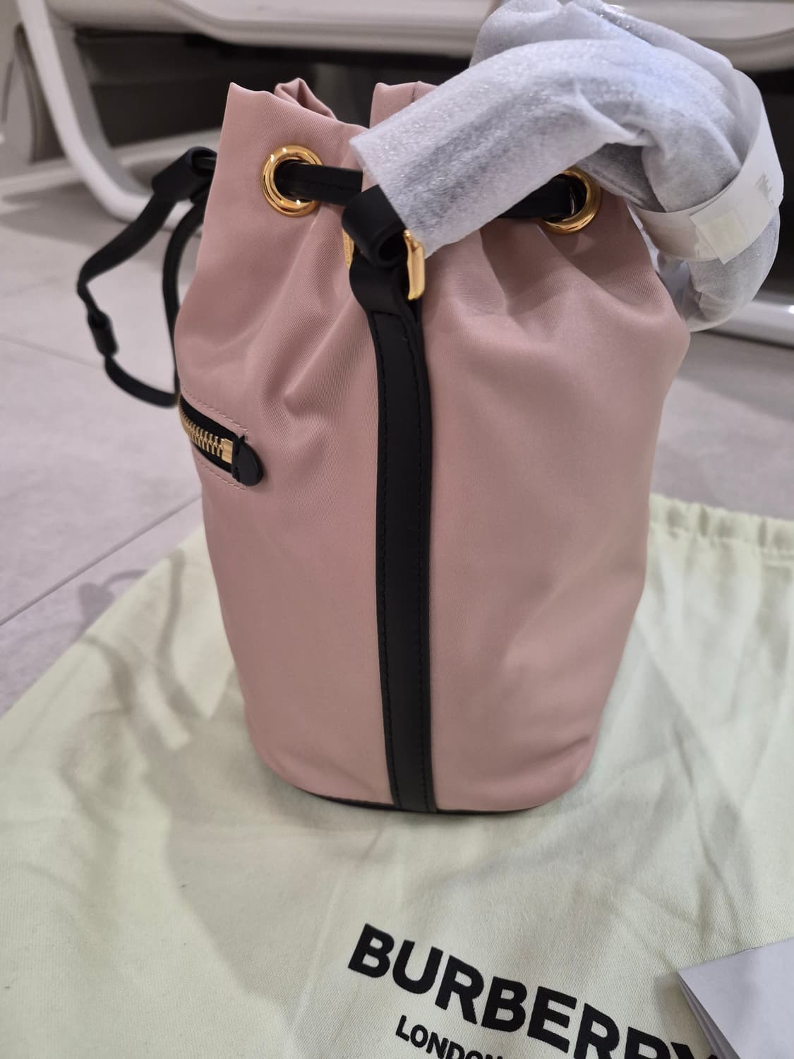새상품))버버리 25FW 미니 드로스트링 복조리백 상품이미지3