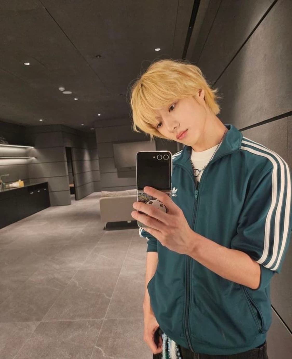 아디다스 파이어버드 딥그린 져지 투바투 범규 착용 상품이미지5