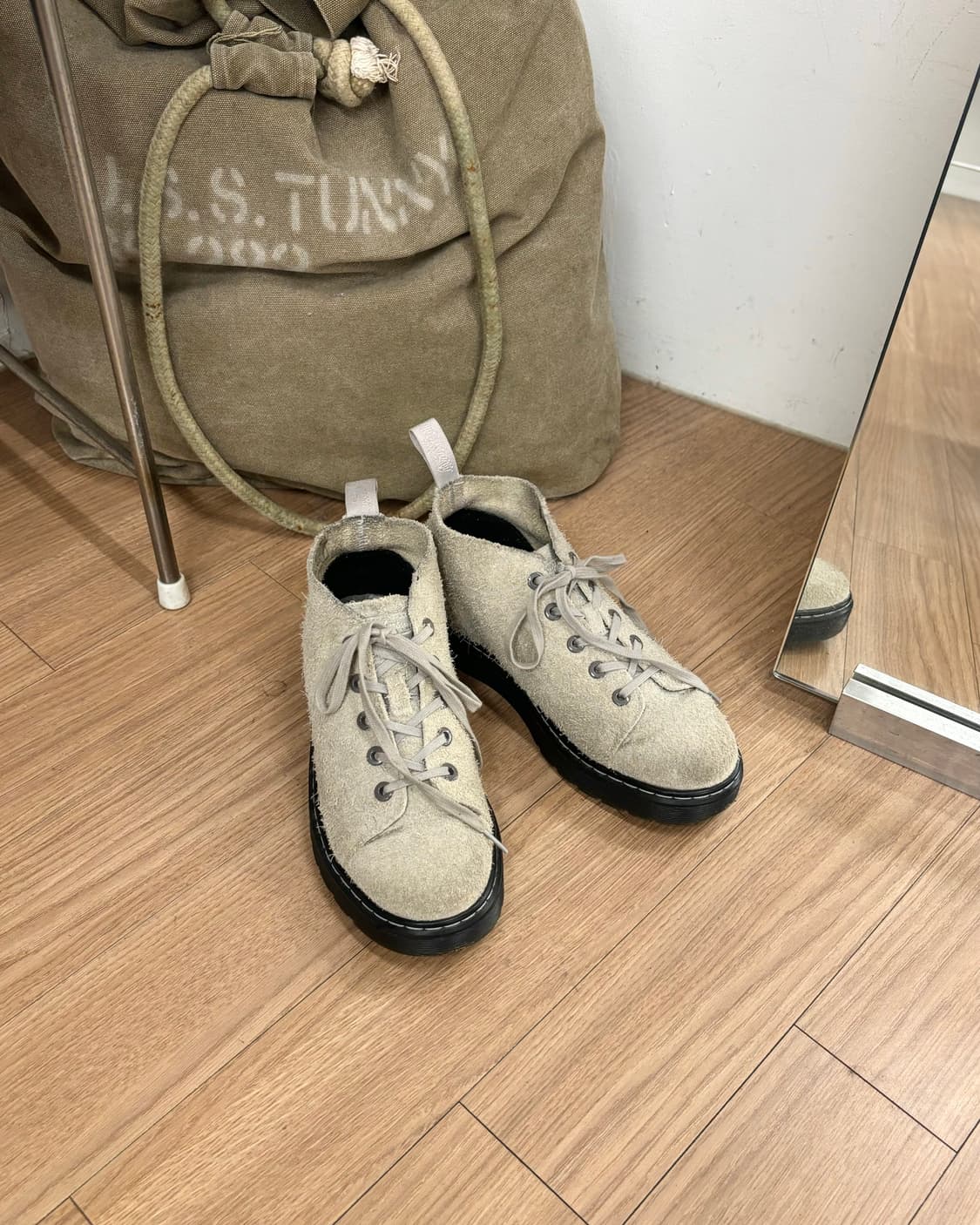 닥터마틴 스웨이드 베인즈 처카 스니커즈 상품이미지1