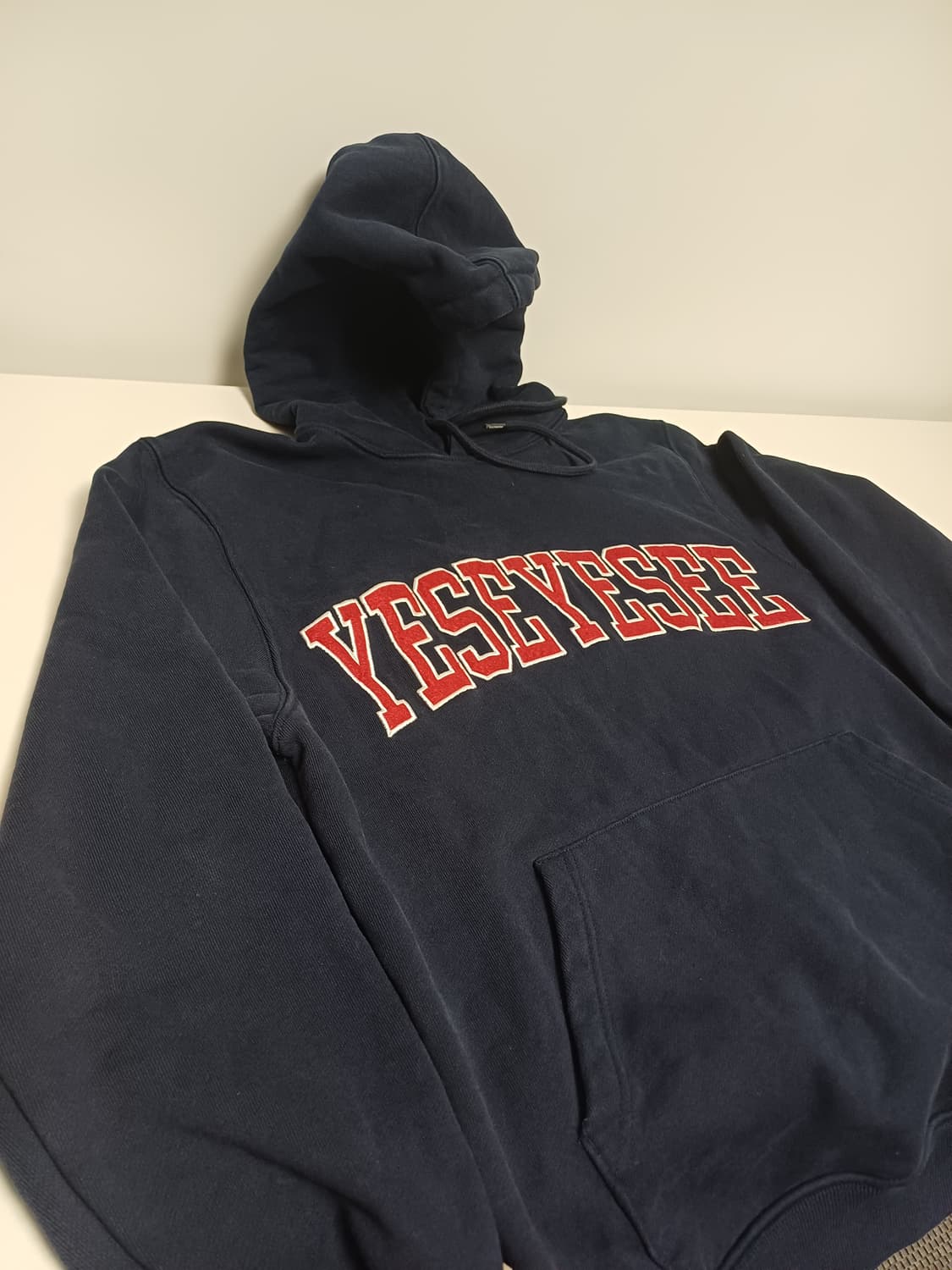 예스아이씨(YESEYESEE) 아치 로고 후드 네이비 - S 상품이미지3