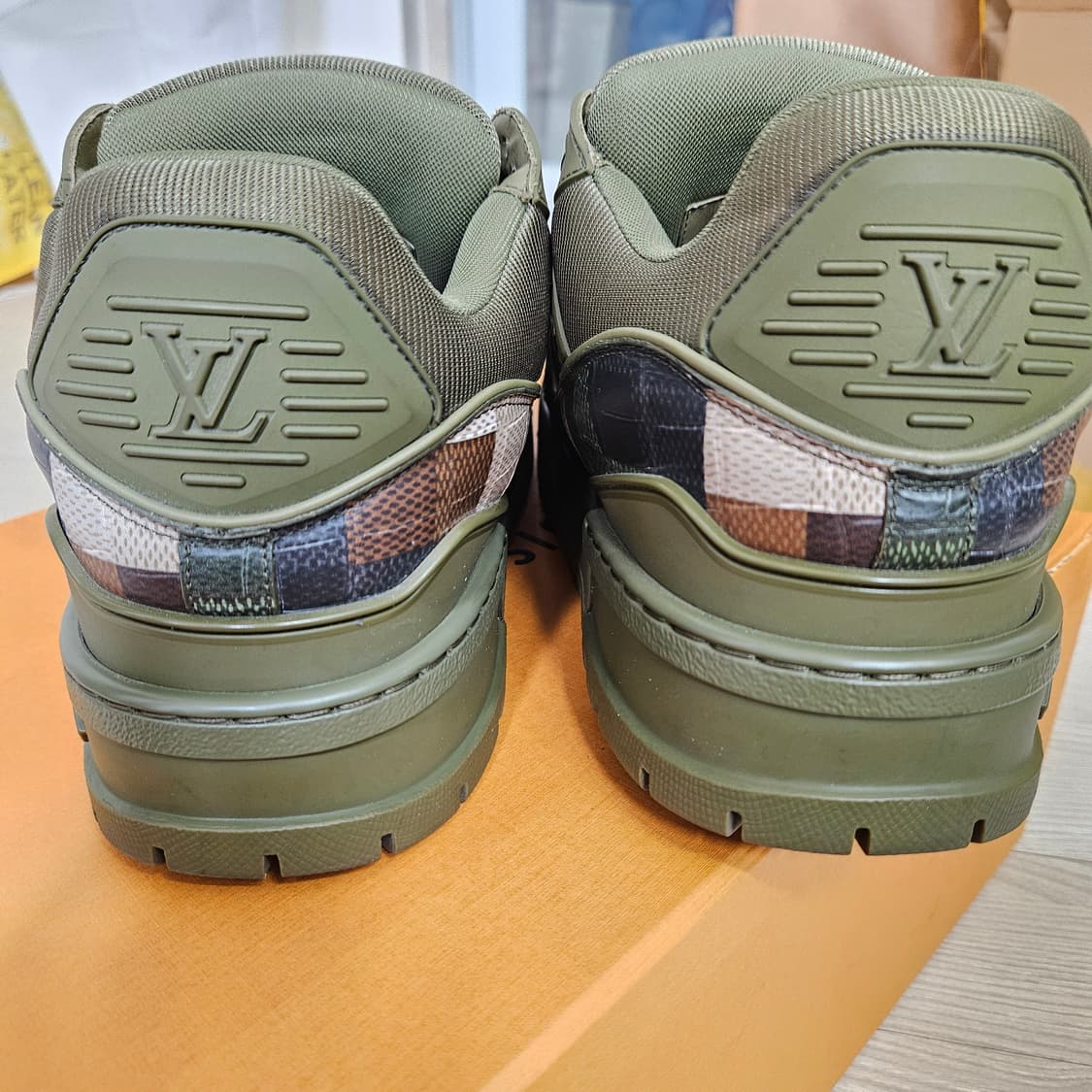[270-275] 루이비통 맥시 퍼렐 스니커즈 UK8 상품이미지7