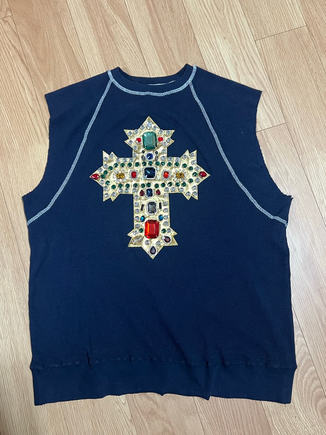 푸시버튼 큐빅 슬리브리스 코튼탑 상품이미지1