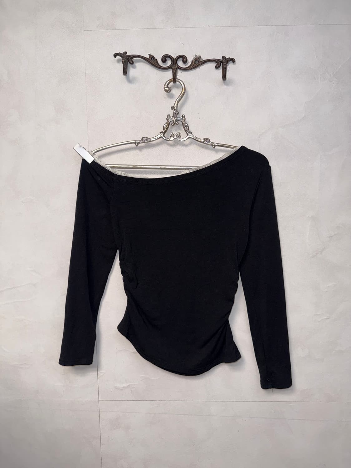 Black y2k cubic ribbon 언발 오프숄더 티셔츠 상품이미지6