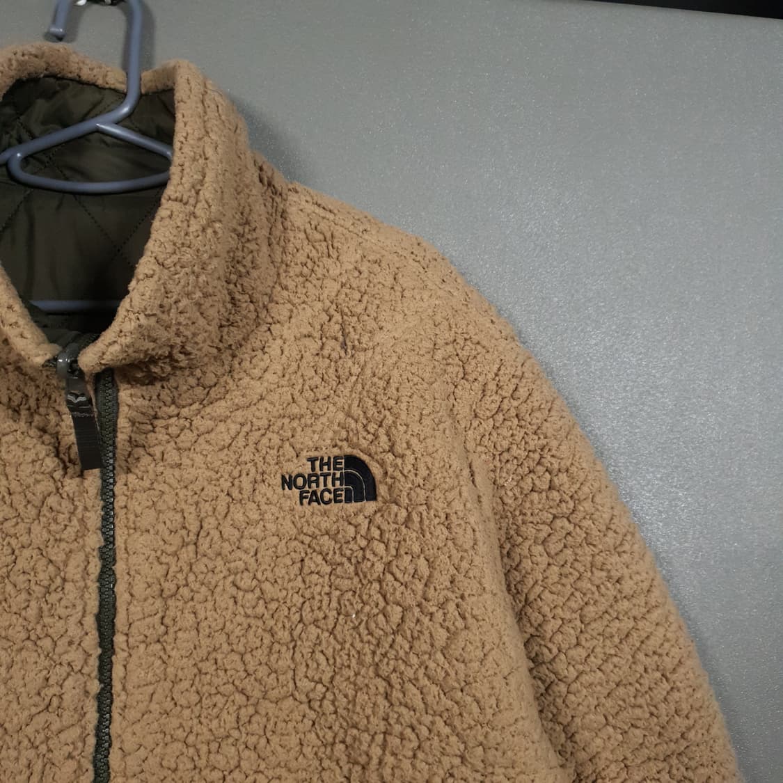 노스페이스 화이트라벨 포조 스텐드 넥 리버서블 양면 퀼팅 쉐르파 자켓 상품이미지4