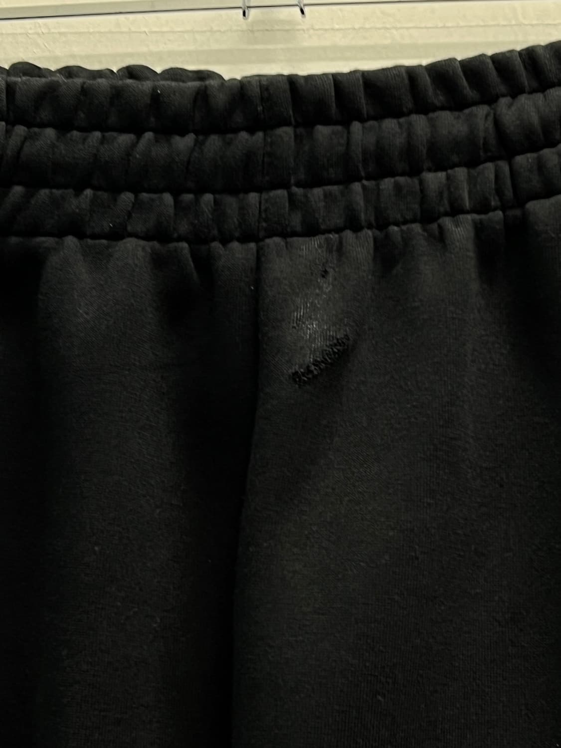 (M) 아디다스 뉴클래식 스웨트팬츠 블랙 클라우드 화이트 상품이미지4