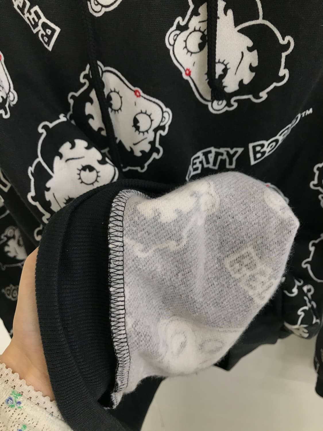 베티붑 블랙 패턴 기모 후드티 상품이미지7