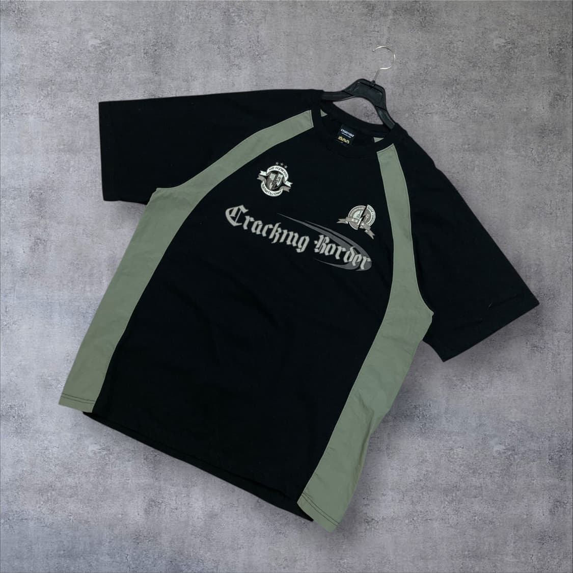 꼼파뇨 스튜디오 Cracking 블랙 레글런 반팔티 상품이미지1