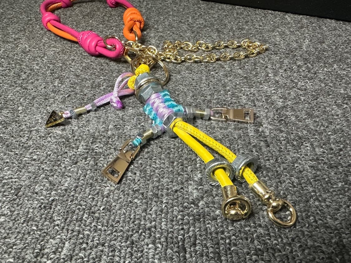 프라다 로봇 백참 핑크 상품이미지3