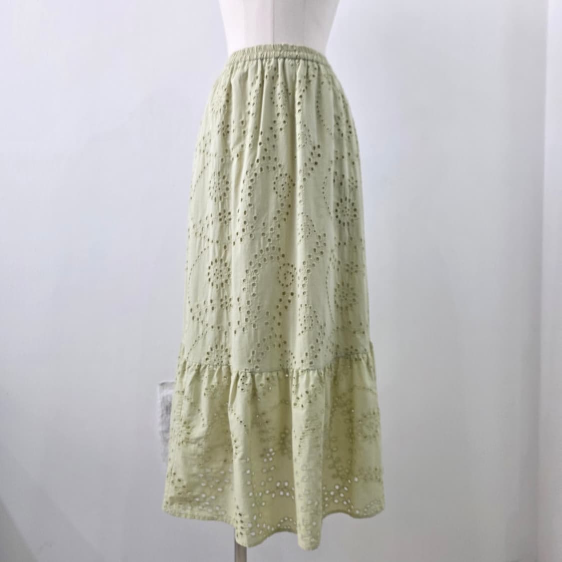 GU 라이트그린 자수 펀칭 티어드 스커트 상품이미지1