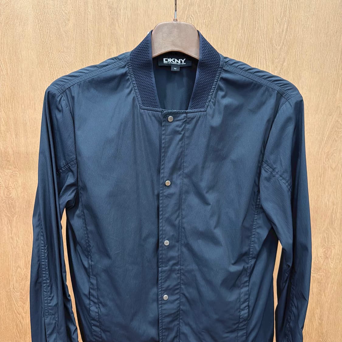 도나카란 뉴욕 나일론 자켓 헨리넥 스퀘어넥 더블 클로징 디테일 블랙 상품이미지4