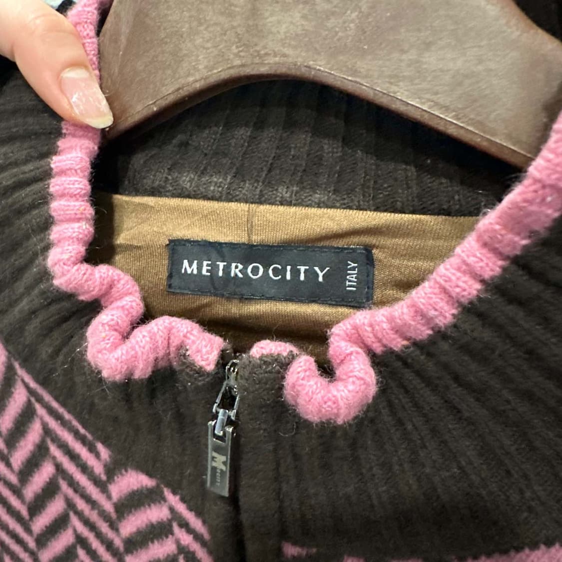 메트로시티 골프 니트 집업 가디건 앞면 헤링본 패턴 디테일 브라운 핑크 상품이미지6