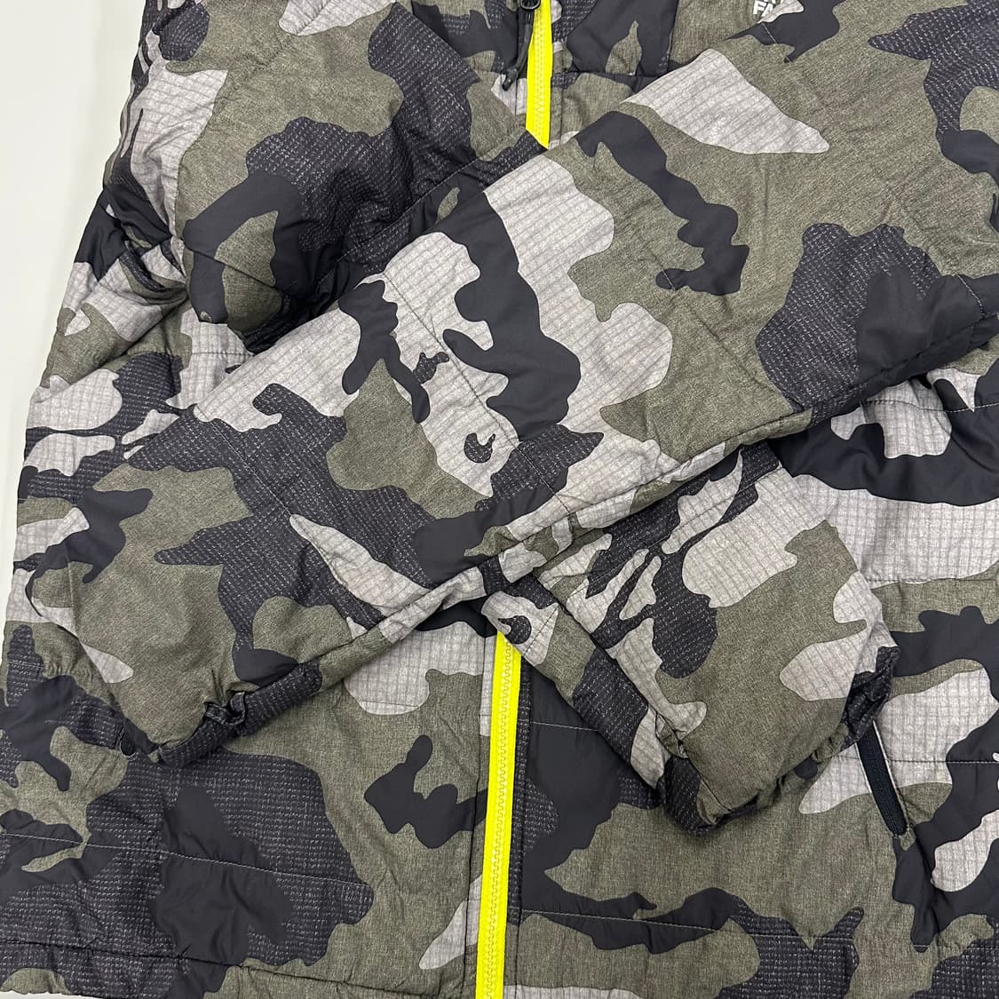 노스페이스 그레이 카모 경량패딩 상품이미지3