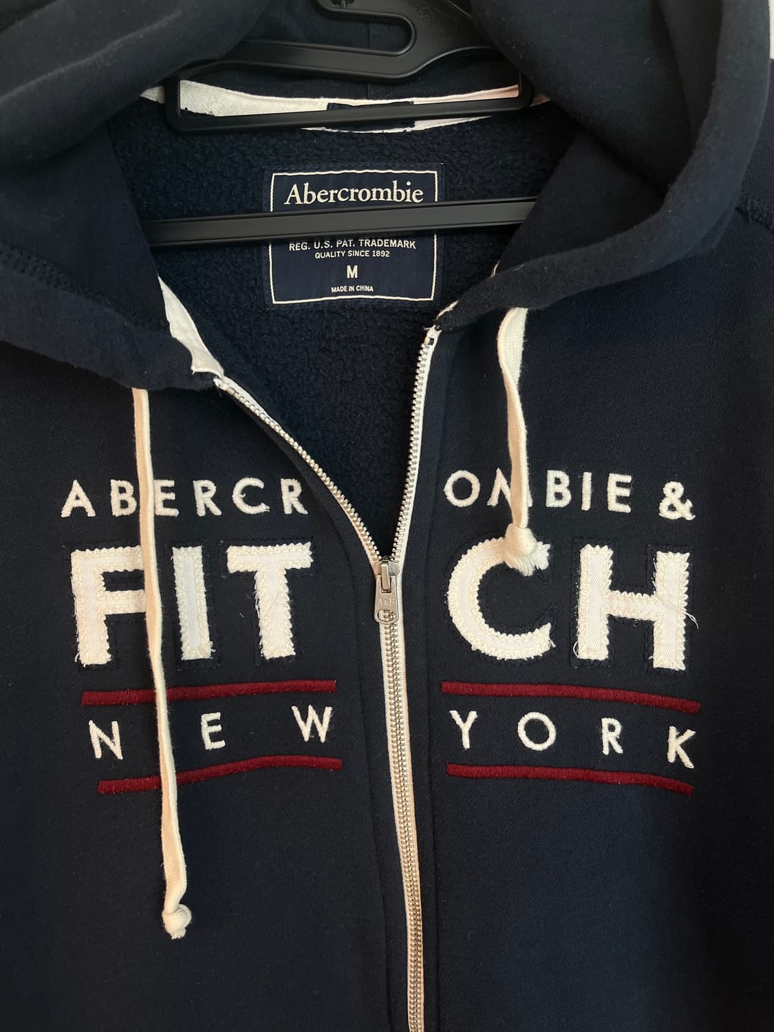 아베크롬비 스펠로고 앤피치 뉴욕 후드집업 네이비 [M]  상품이미지4