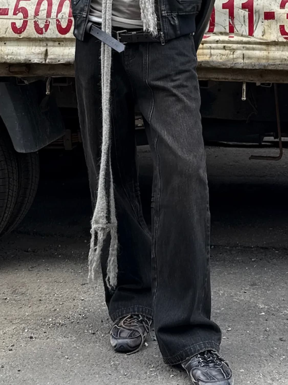 CINCH BACK CURVED JEANS-DARK BROWN 상품이미지1