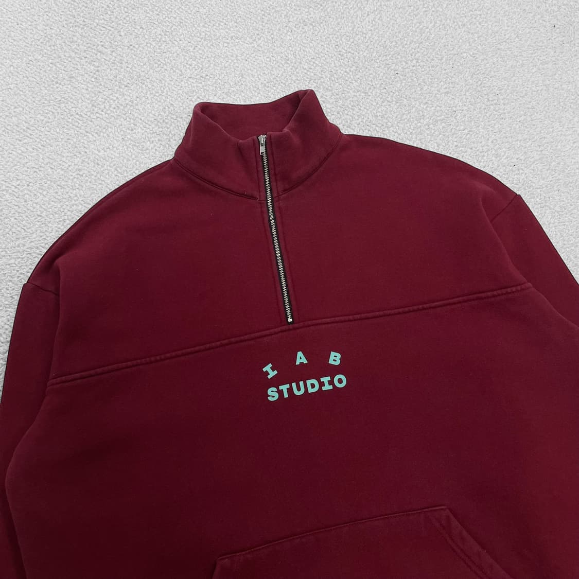 아이앱스튜디오 스펠 로고 코튼 하프집업 마룬 상품이미지3