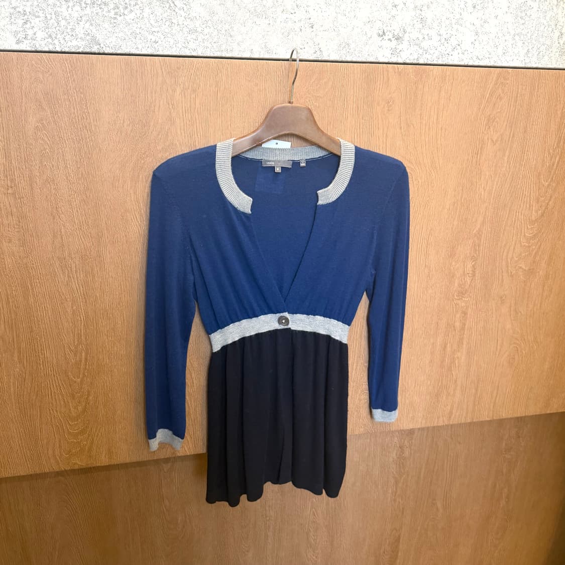 빈스 캐시미어 니트 가디건 그레이 배색 하프 오픈 버튼 디테일 네이비 상품이미지1