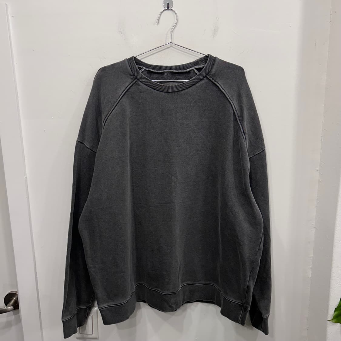 어텐션로우 피그먼트 물나염 오버핏 맨투맨 상품이미지2