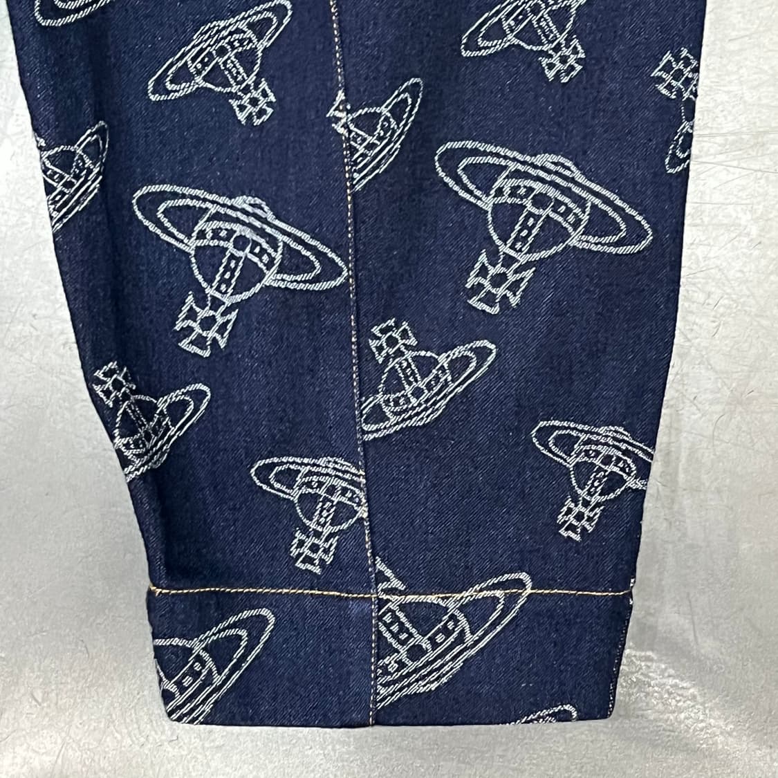  비비안 웨스트우드 로고 패턴 배기 데님 팬츠 y16365 상품이미지4