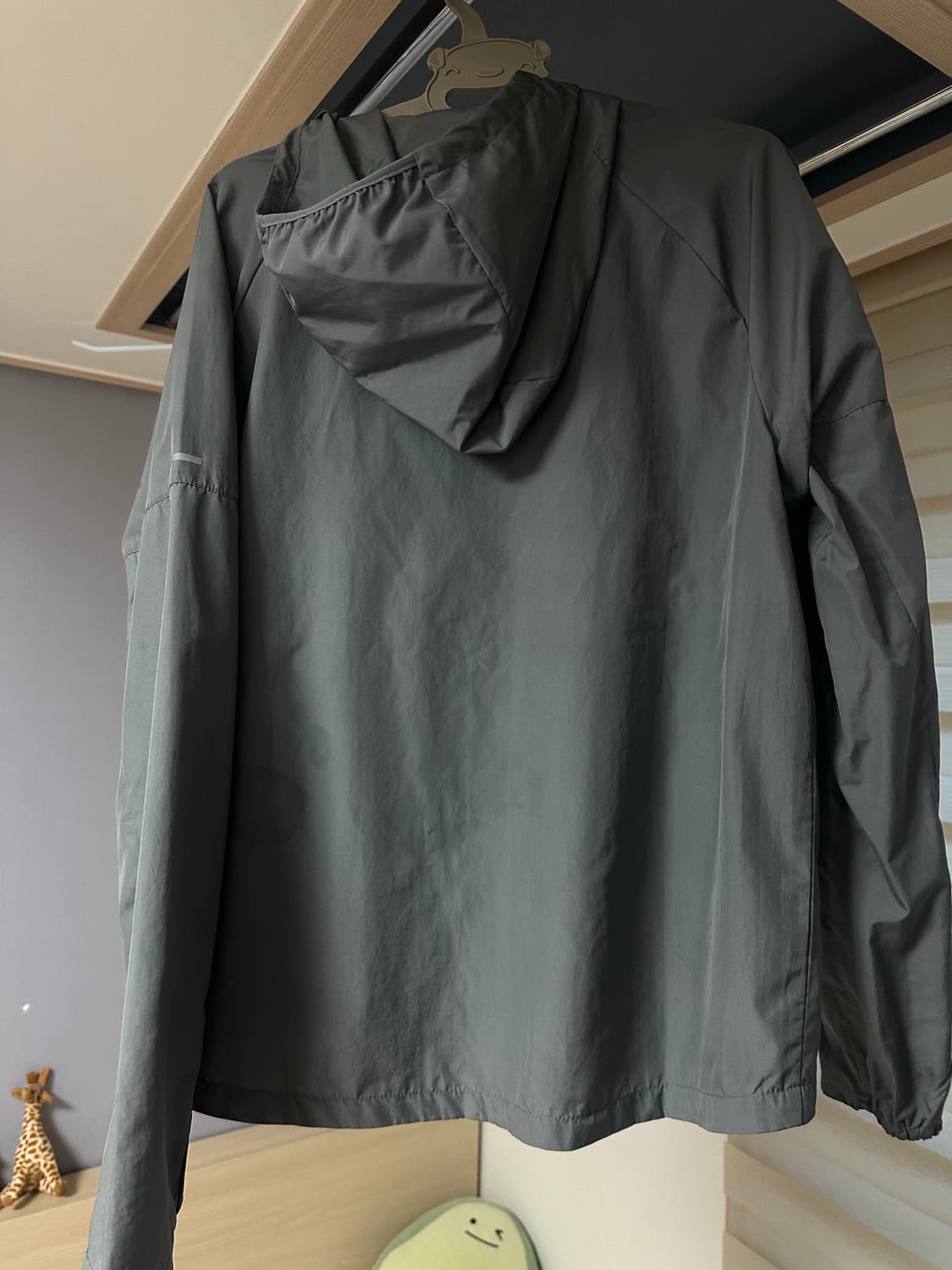 Nike 나이키 바람막이 차콜 색상  상품이미지3