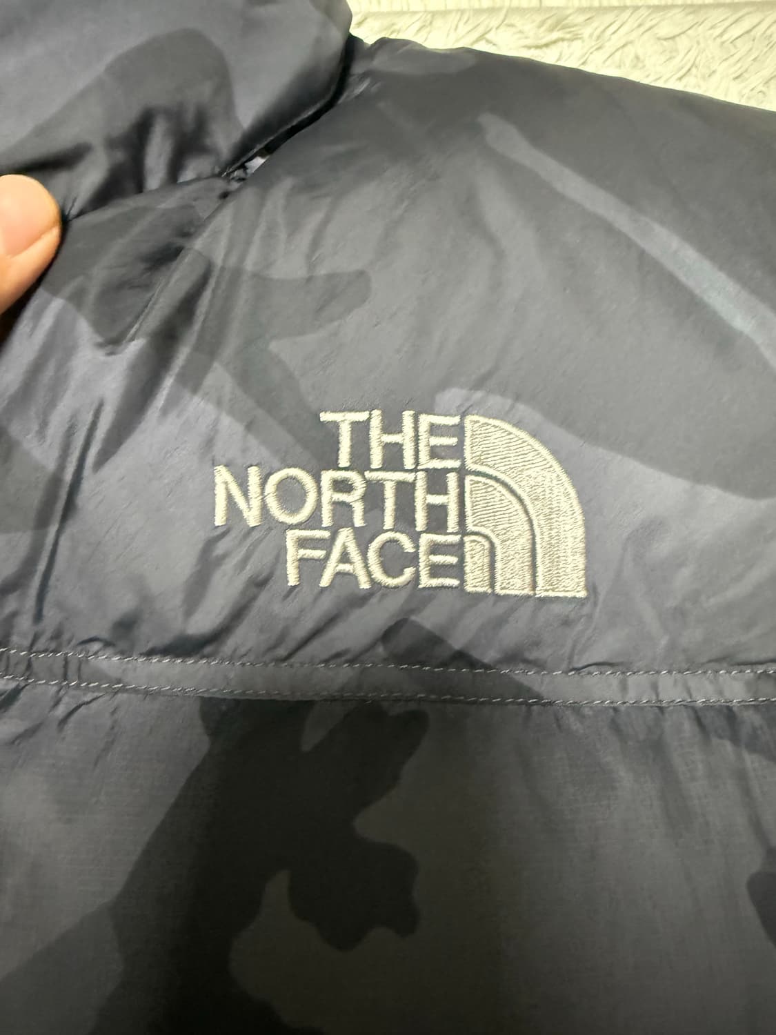 (L)노스페이스 중앙로고 센터로고 패딩 조끼 블랙카모 상품이미지4