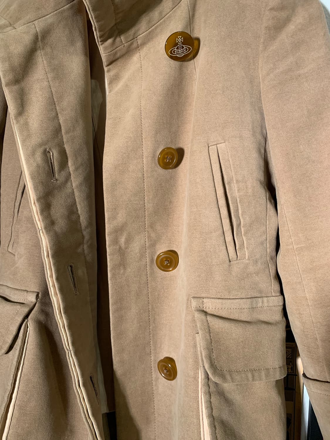 비비안웨스트우드 레드라벨 오브로고 단추 베이지 코트 상품이미지5