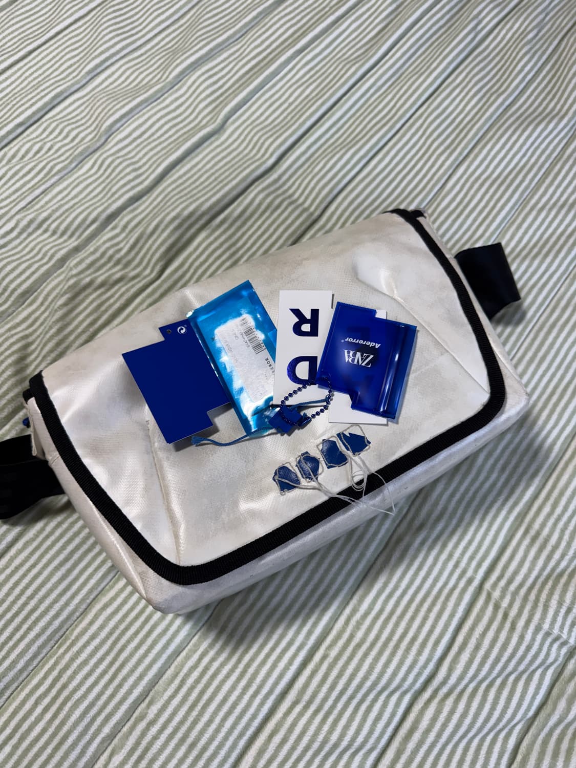 아더에러 트레이스 애드모어 크로스바디백 화이트 상품이미지3