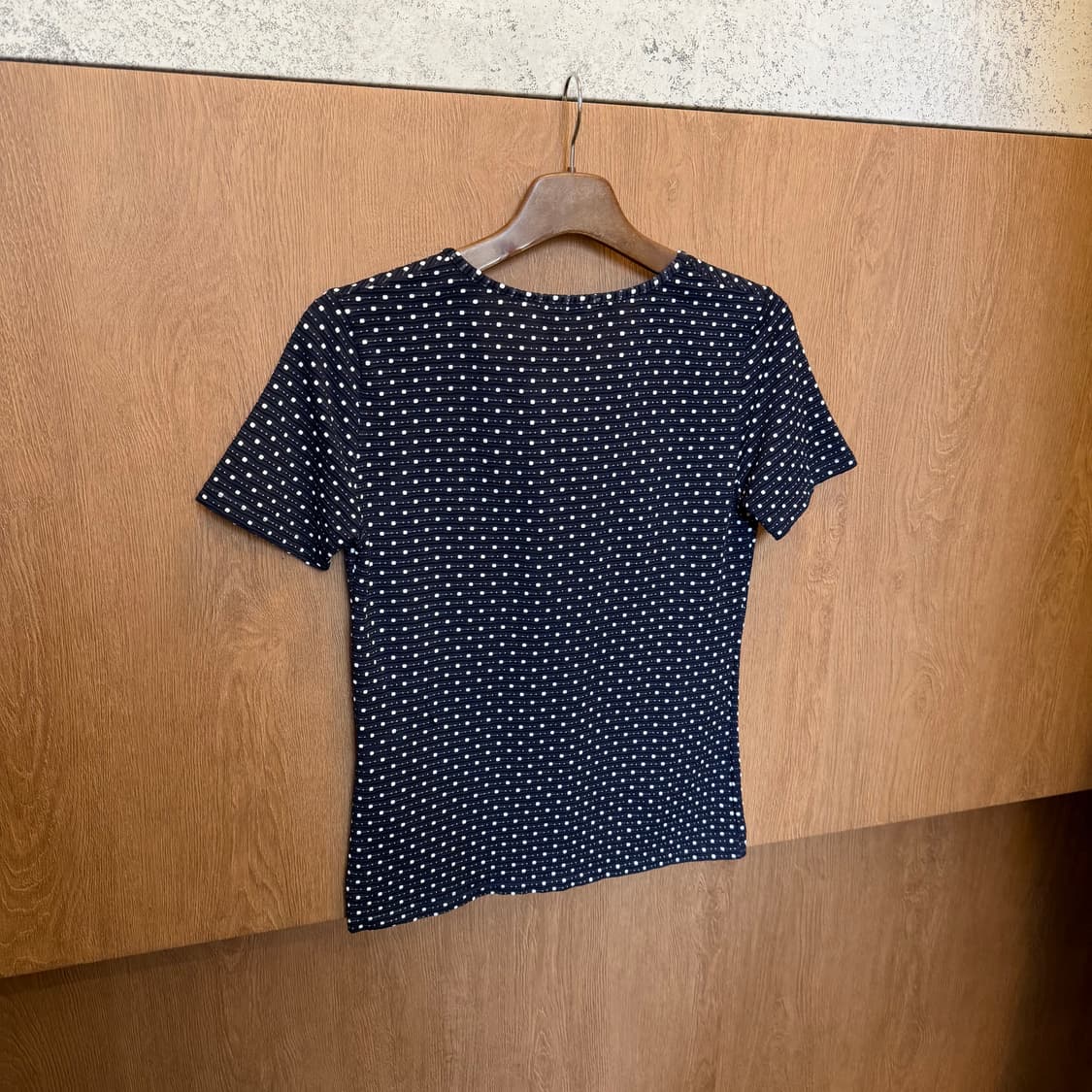 빈티지 라운드넥 반팔 티셔츠 도트 패턴 넥 셔링 디테일 네이비 상품이미지2