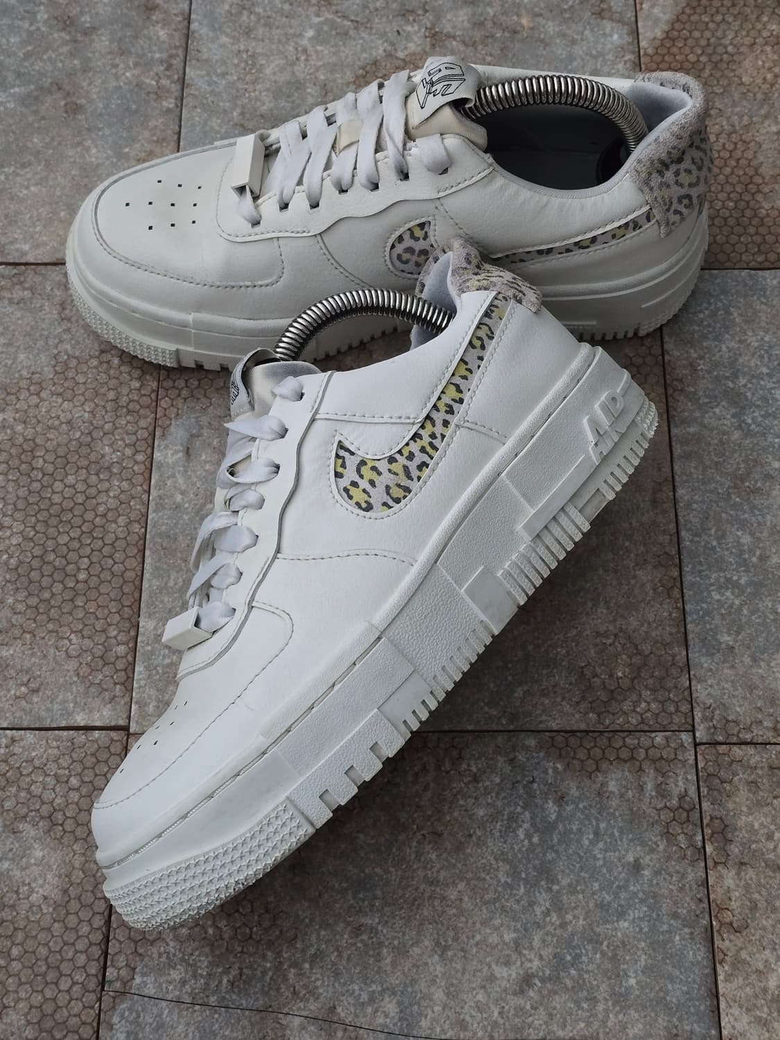 (225)나이키 에어포스 1 픽셀 se 레몬 레오파드 상품이미지3