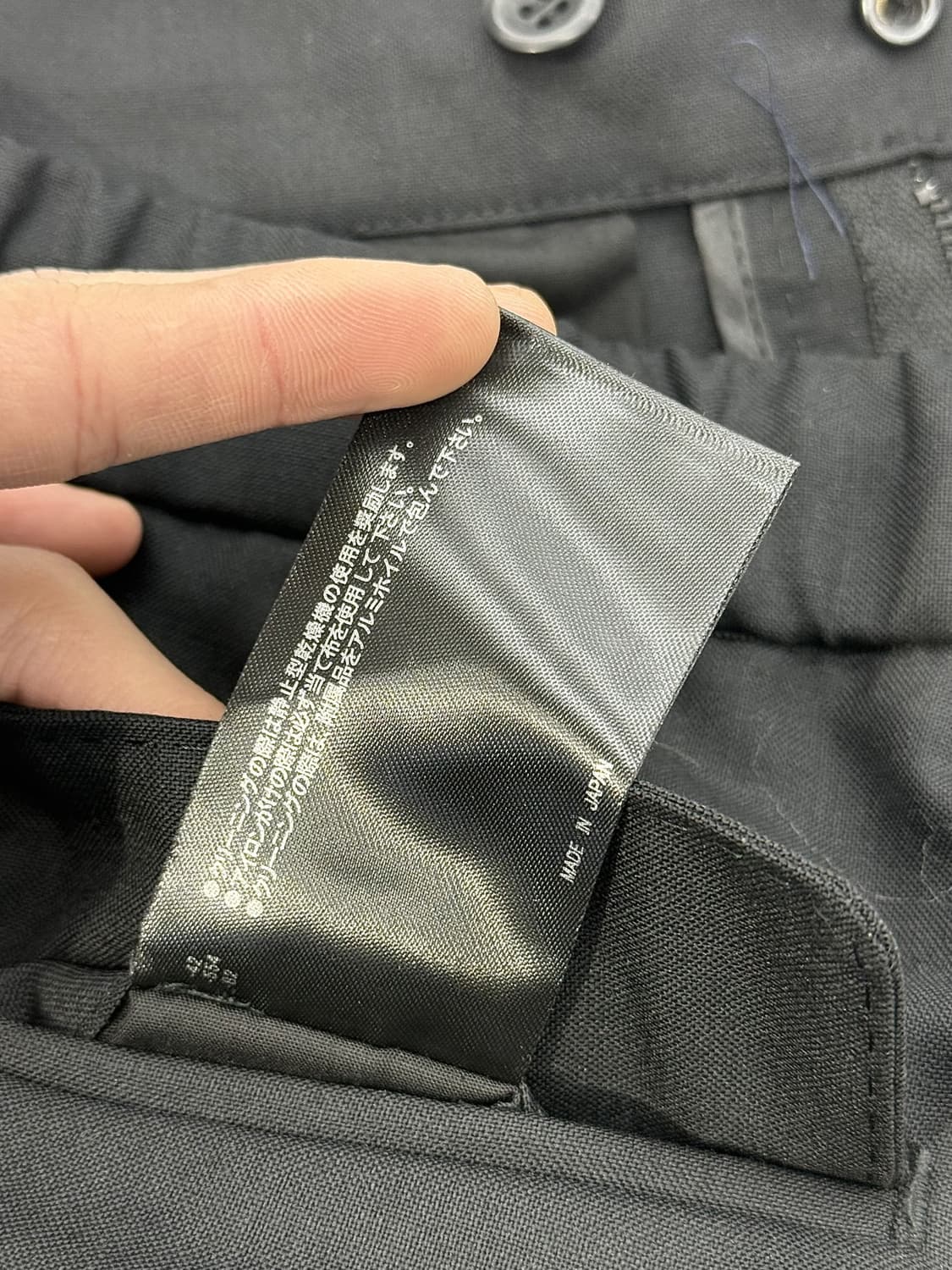 더 리라쿠스 블랙 테이퍼드 드로즈 백 포켓 울 팬츠 상품이미지9