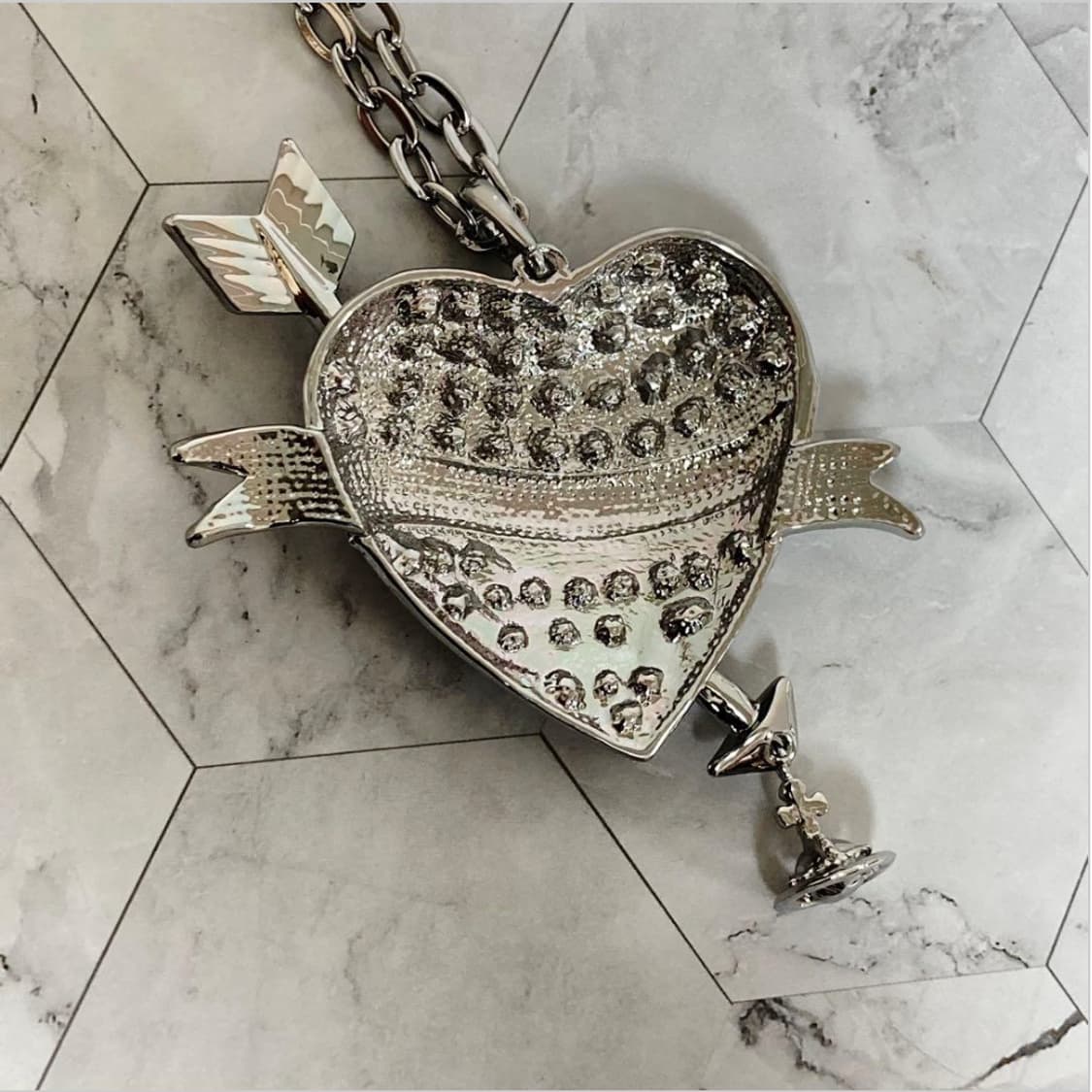 비비안 웨스트우드 아카이브 블랙 하트 레터링 로고 팬던트 목걸이 상품이미지3